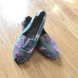 Floral slip on flats